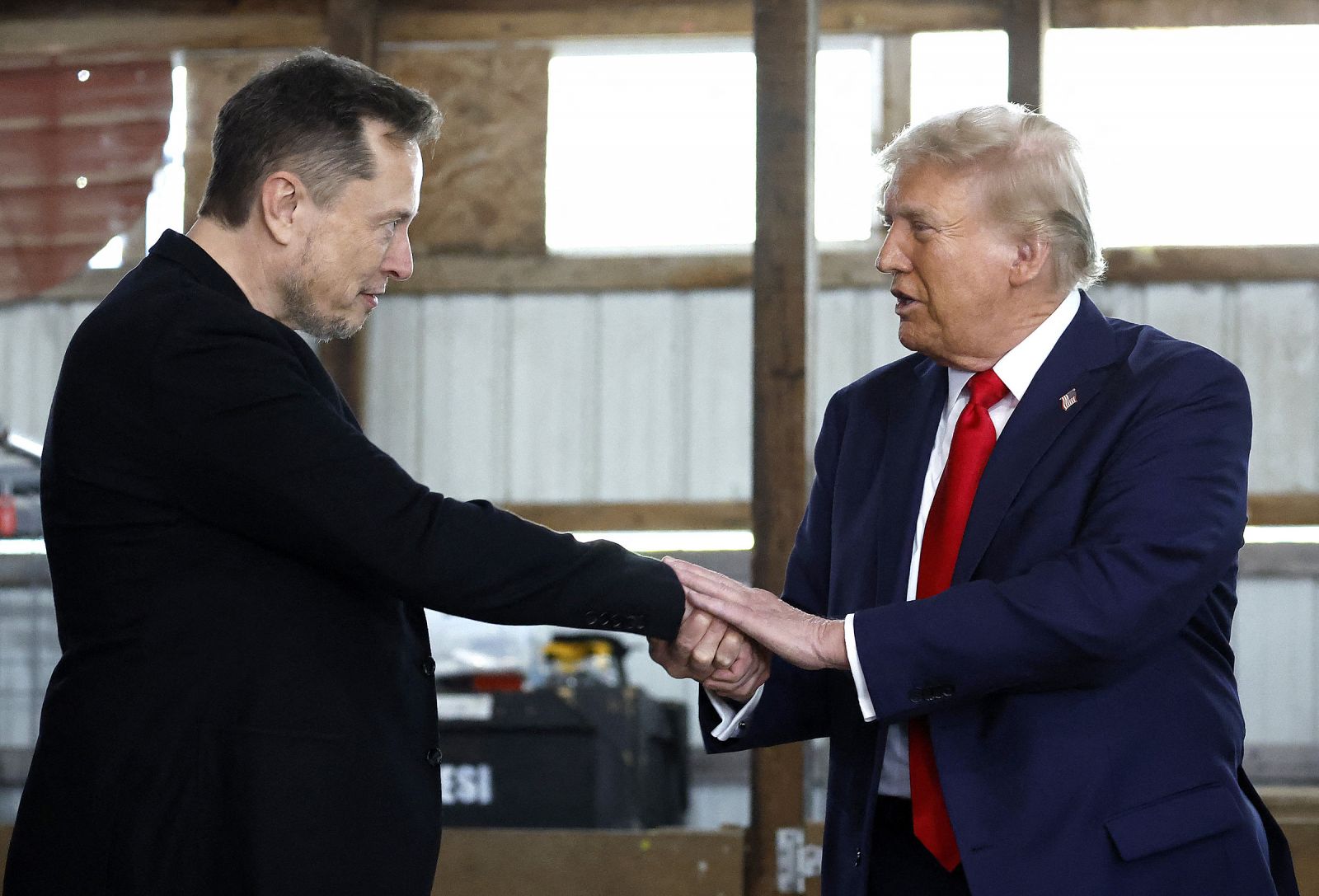 Ứng viên tổng thống đảng Cộng hòa Donald Trump (phải) và tỷ phú Elon Musk trong cuộc vận động tranh cử ở thành phố Butler, bang Pennsylvania hôm 5/10. Ảnh: AFP